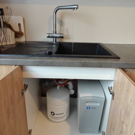 montaż filtra Bluewater Cleone Balance pod zlewem w kuchni